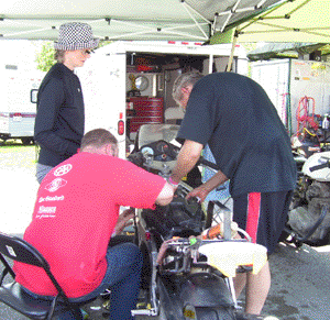 VRRA Mosport 2009 - two mechanics